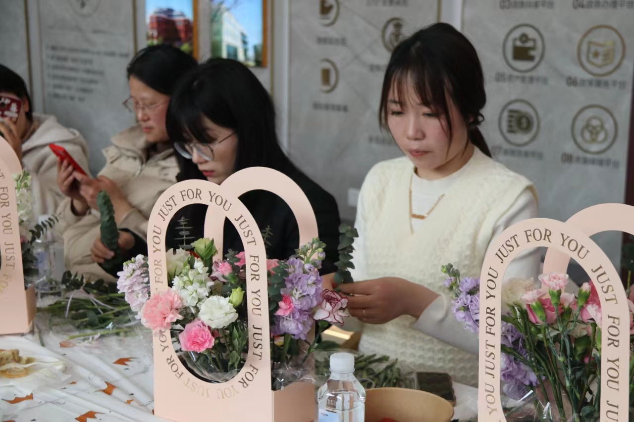 Idag lanserade Elim en blommaarrangemangsaktivitet för att fira Internationella kvinnodagen